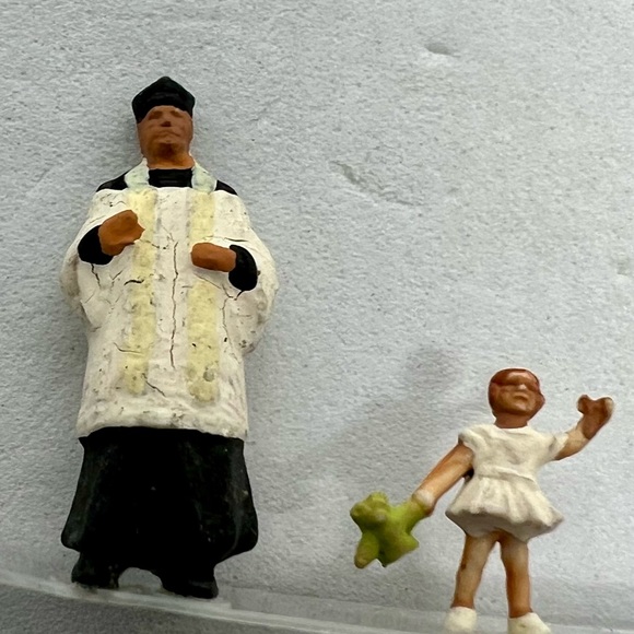 Vintage (New) PREISER HO Scale 58 Bridal Party Set Priest Bride Groom Guests - Picture 9 of 9